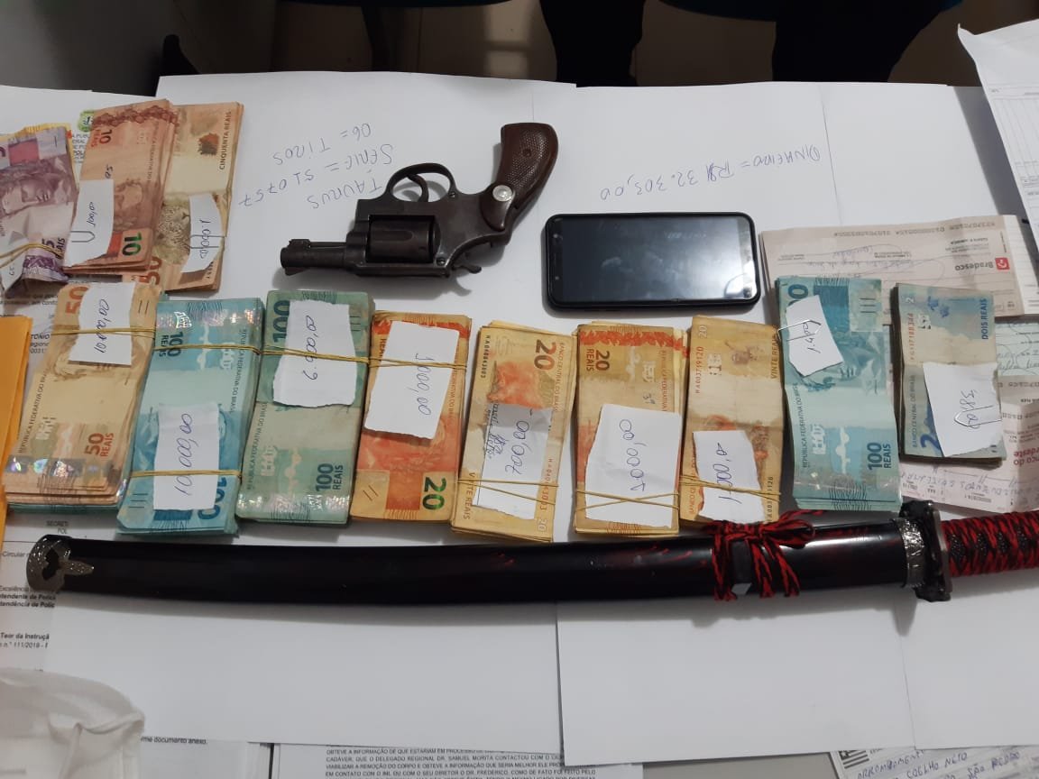 Na casa do empresário foi encontrado um revólver e R$ 32 mil em espécie