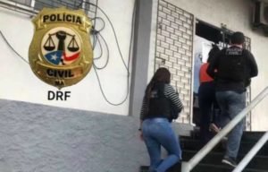 Policiais civis apresentando a acusada de furto a supermercado