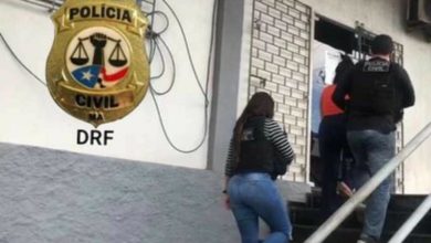 Policiais civis apresentando a acusada de furto a supermercado