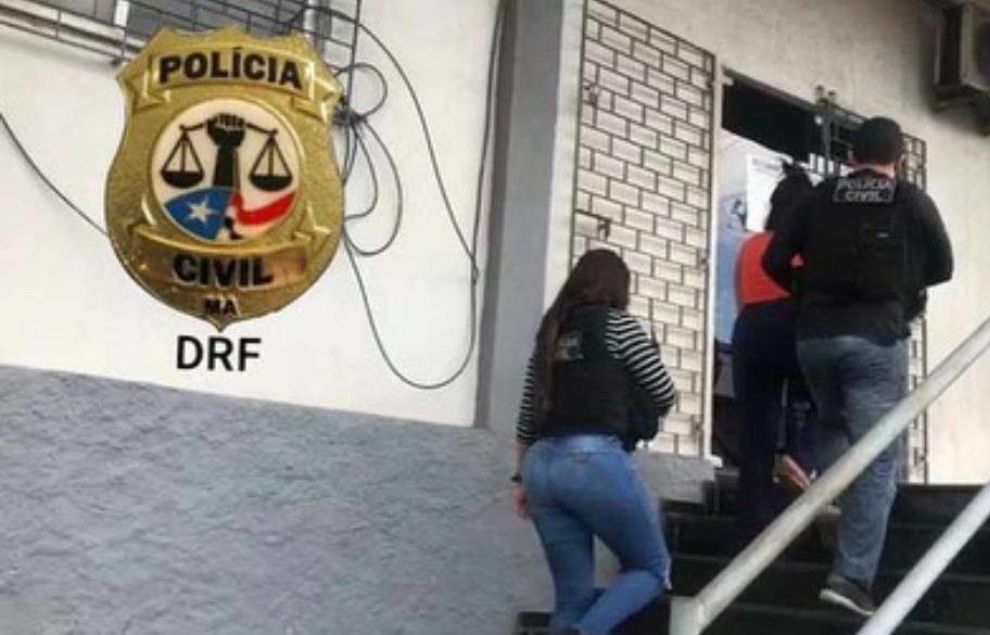 Policiais civis apresentando a acusada de furto a supermercado