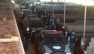 Policiais civis participaram a ação
