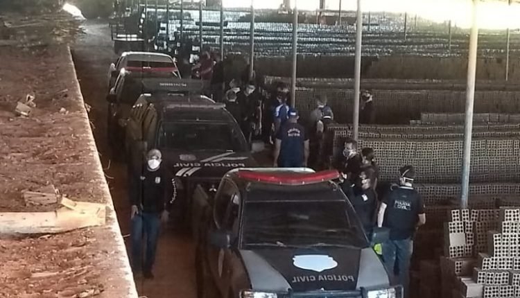 Policiais civis participaram a ação