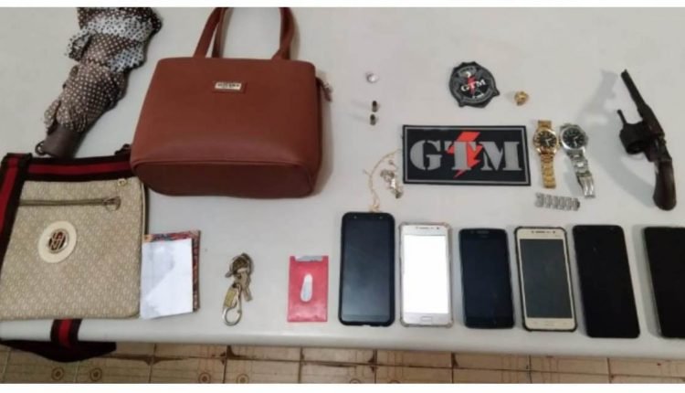 Policias da 1ª USC conseguiram prender os indivíduos e recuperar objetos roubados