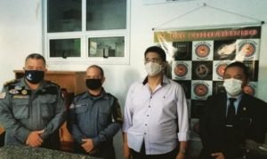 Secretário Jefferson Portela na ladeado do militares que compõe a 2ª USC