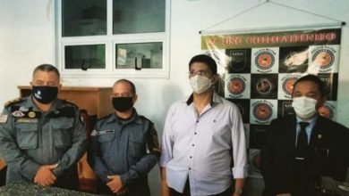 Secretário Jefferson Portela na ladeado do militares que compõe a 2ª USC