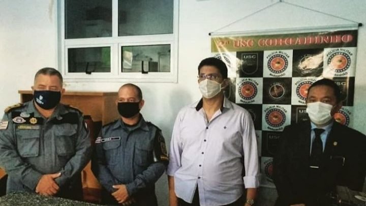 Secretário Jefferson Portela na ladeado do militares que compõe a 2ª USC
