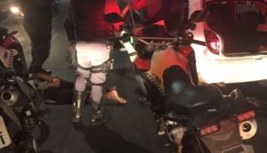 Um dos indivíduos sendo detido pela Polícia Militar