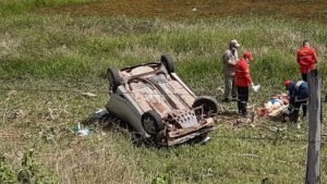 Veículo capotou com os criminosos dentro