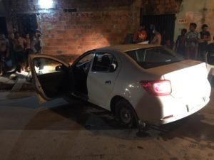Veículo ficou completamente destruído