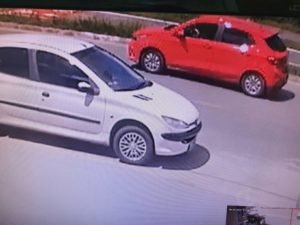 Veículo foi filmado por câmeras de vídeo monitoramento (vidro escuro)