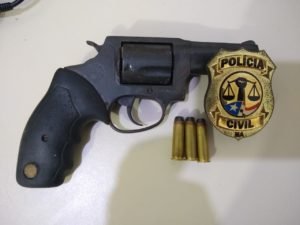 Arma apreendida com o primeiro acusado