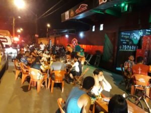 Aglomeração em bar na Cidade Operária