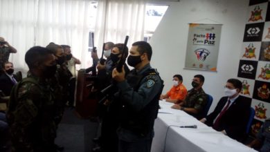 Ato simbólico de entrega dos armamentos