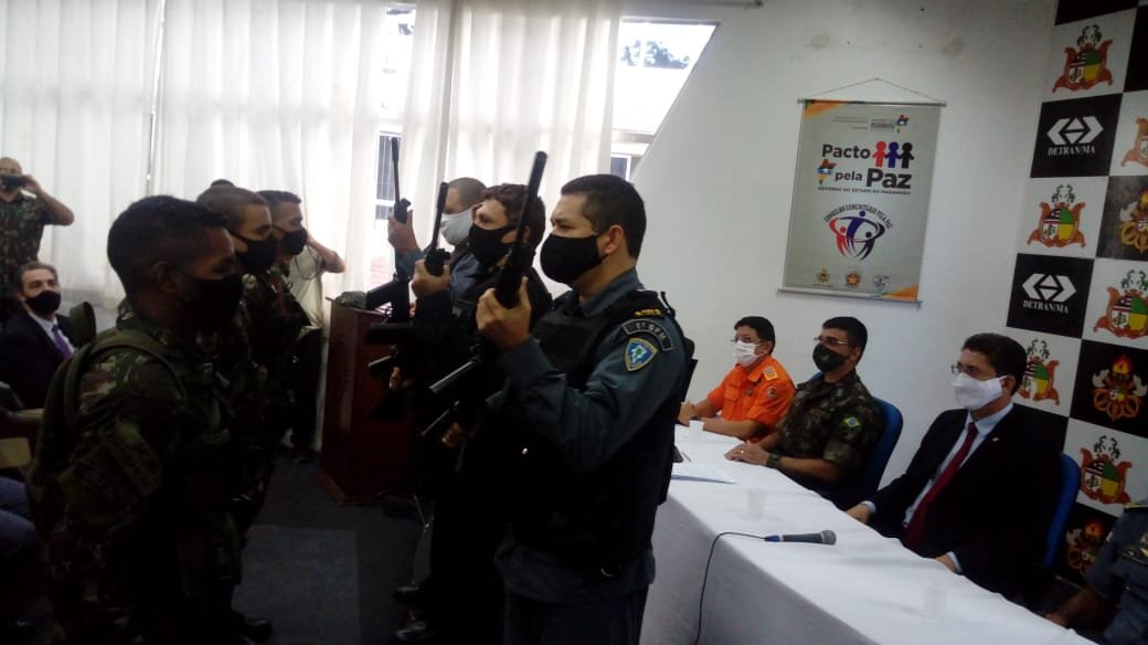 Ato simbólico de entrega dos armamentos