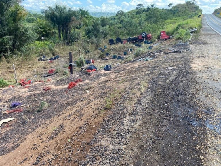 Caminhão carregado de açaí capotou na curva