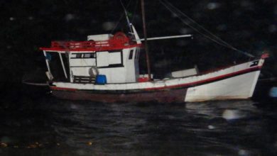 Embarcação suspeita de pesca predatória