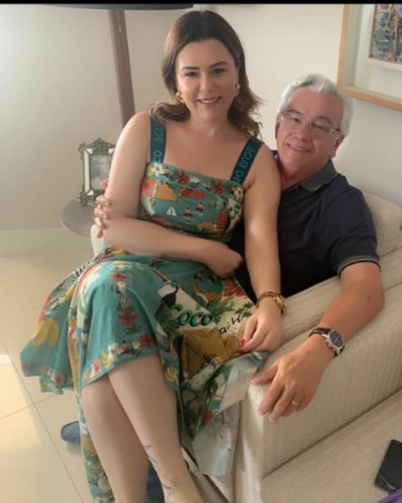 Mariana Melo junto com o pai Arnaldo Melo