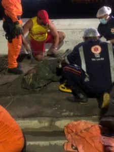 Mulher foi resgatada pelo Corpo de Bombeiros e SAMU