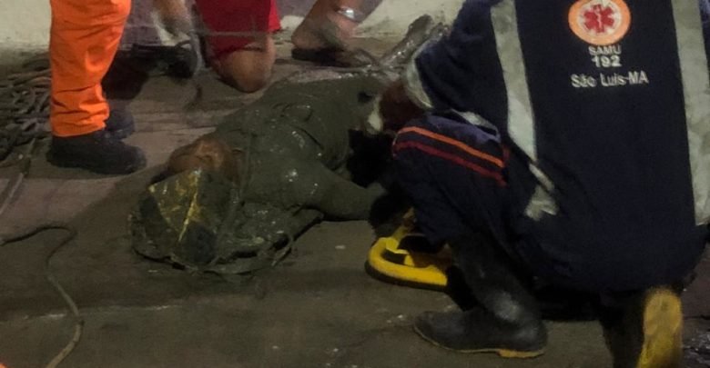 Mulher foi resgatada pelo Corpo de Bombeiros e SAMU