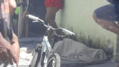 O corpo da vítima foi coberto com um pano pela população