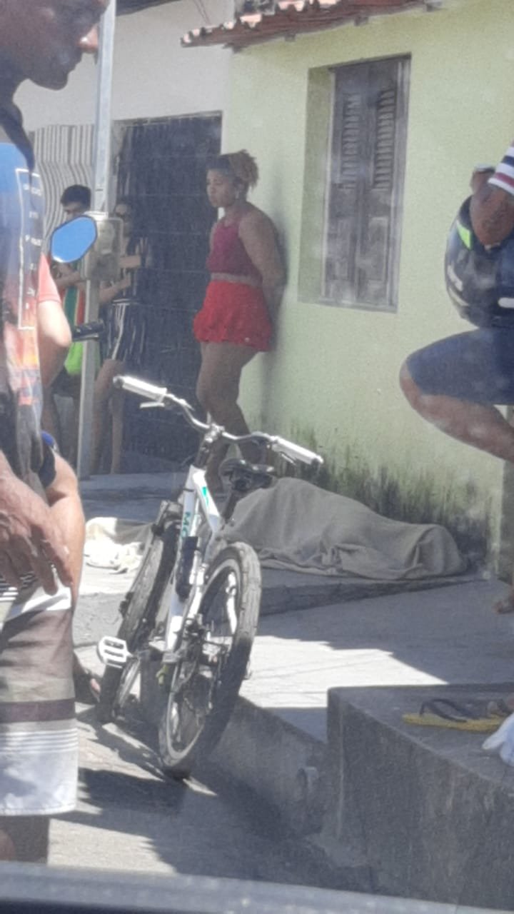 O corpo da vítima foi coberto com um pano pela população