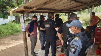 Policiais atuando na fiscalização de Bares