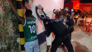 Policiais realizando abordagens
