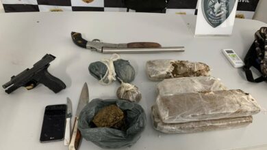 Armas e drogas encontradas com os indivíduos