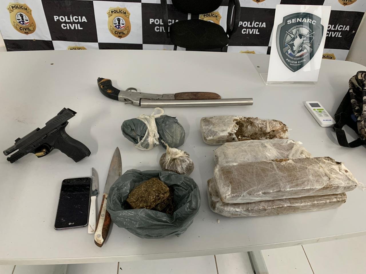 Armas e drogas encontradas com os indivíduos