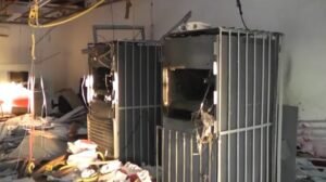Caixas eletrônicos destruídos