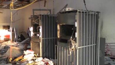 Caixas eletrônicos destruídos