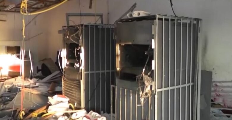 Caixas eletrônicos destruídos