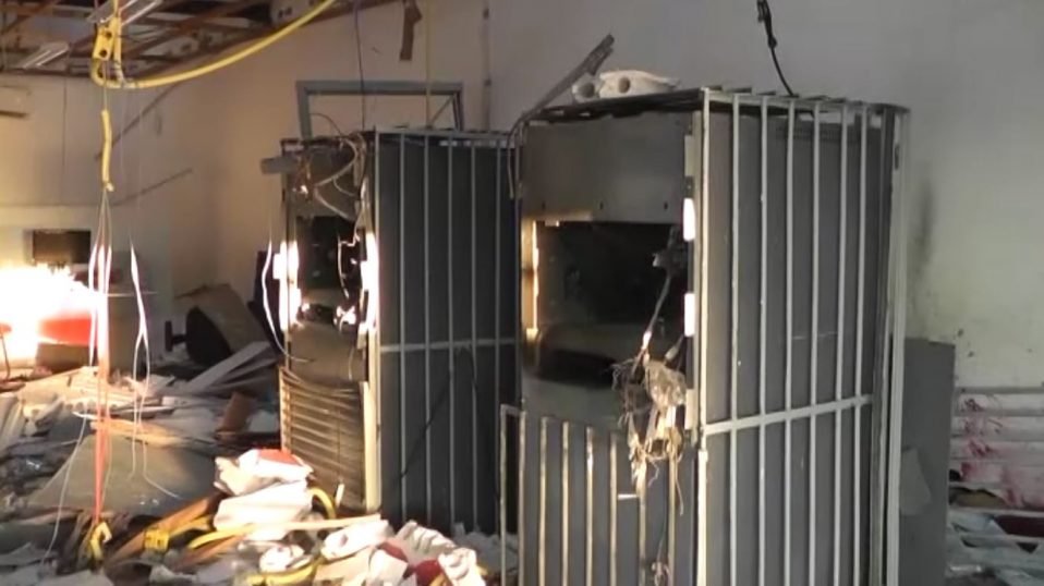 Caixas eletrônicos destruídos