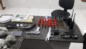 Duas pistolas, munições de vários calibres, drogas variadas e outros produtos do tráfico de drogas