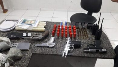 Duas pistolas, munições de vários calibres, drogas variadas e outros produtos do tráfico de drogas