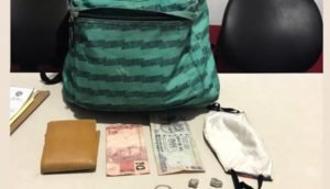 Mochila e drogas encontradas com o indivíduo