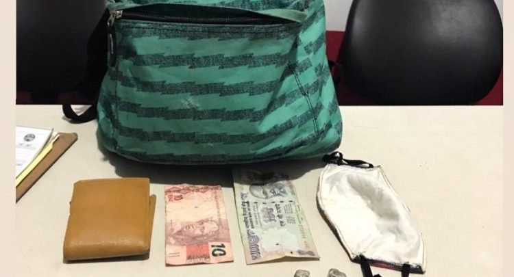 Mochila e drogas encontradas com o indivíduo
