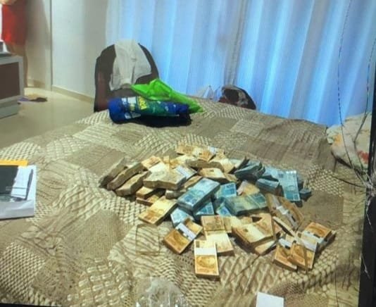 R$ 400 mil e armas foram apreendidos na casa do prefeito