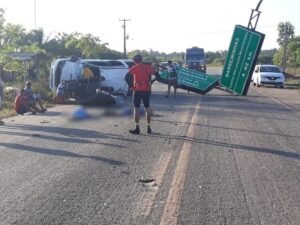 Veículo capotou na estrada