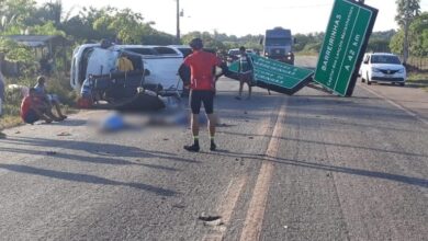 Veículo capotou na estrada