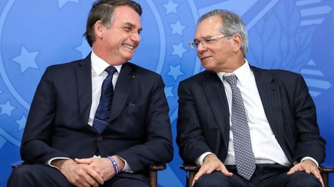 Bolsonaro ao lado do ministro Paulo Guedes