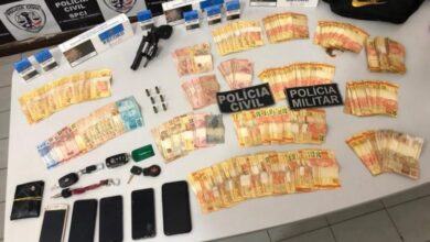 Dinheiro, celulares e arma de fogo