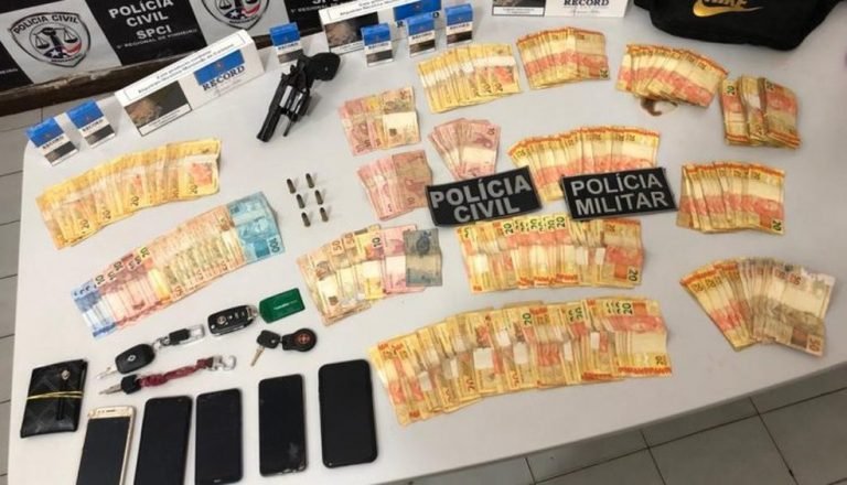 Dinheiro, celulares e arma de fogo