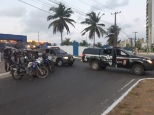 Policiais nas ruas