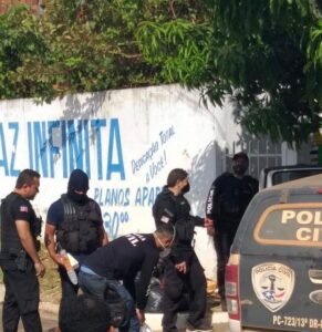Policias durante operação em Presidente Dutra