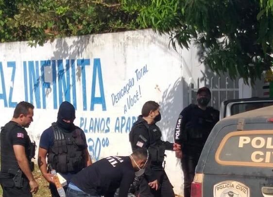 Policias durante operação em Presidente Dutra