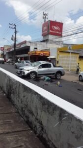 Veículo capotou na avenida