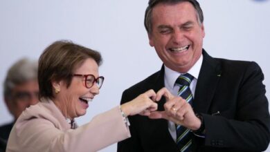 Bolsonaro cumprimentando ministra da agricultura