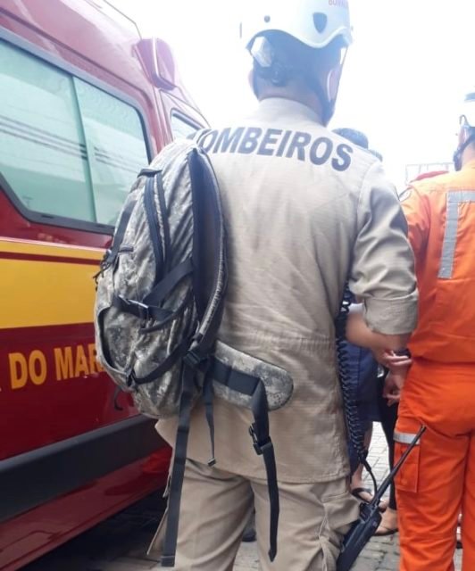 Bombeiros no local