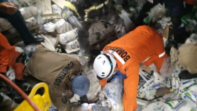 Bombeiros realizam resgate das vítimas